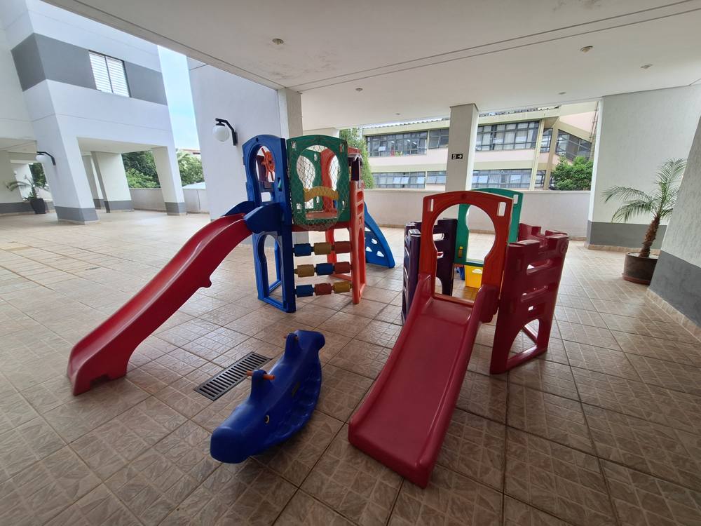 Playground coberto com escorregadores coloridos