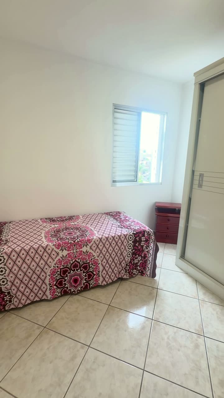 Quarto com cama e armário embutido de portas de correr