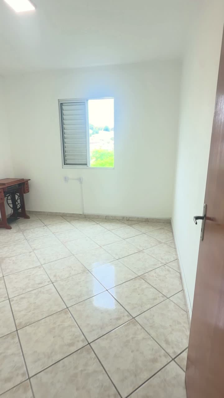 Segundo quarto vazio com janela