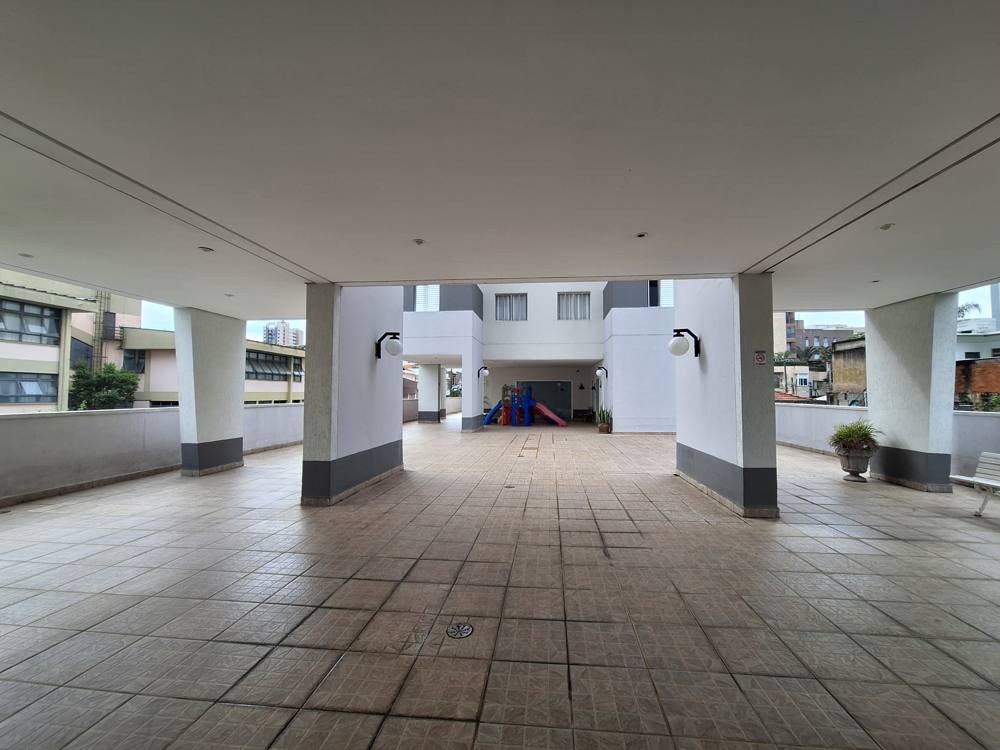 Térreo coberto com pilares e bancos